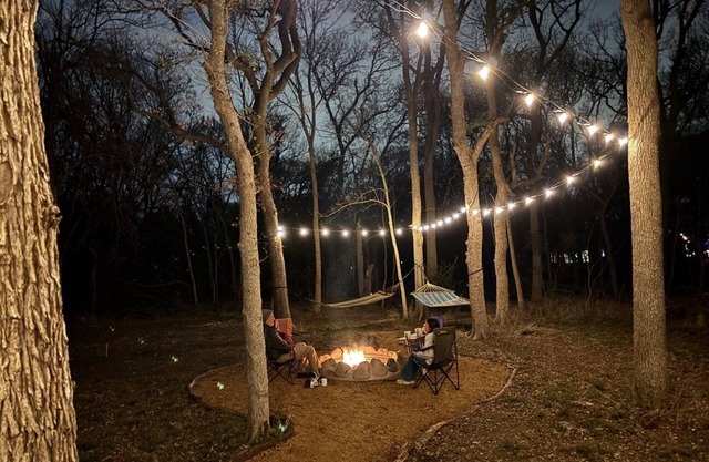 Charming barndominium with 2 bedrooms and WiFi, AC with firepit in the woods.