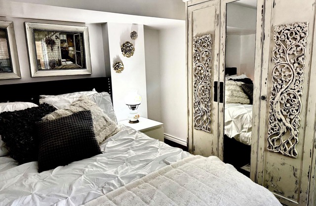 CHARMING BASEMENT APARTMENT MINUTES FROM DOWNTOWN, LITTLE LAKE, AND AMENITIES