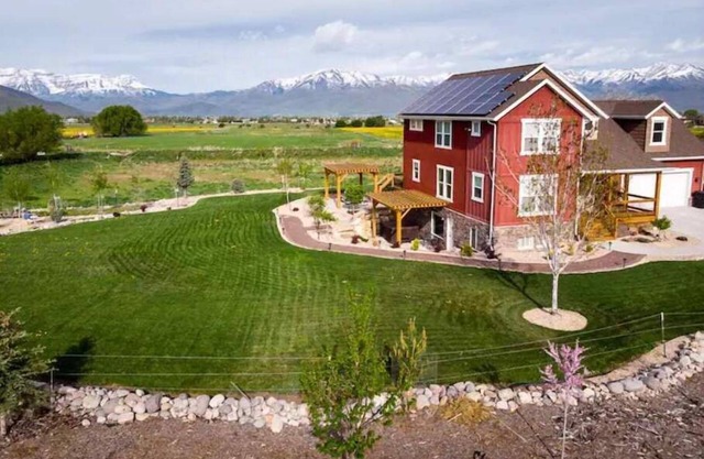 Charming Basement Suite with a Mountain View