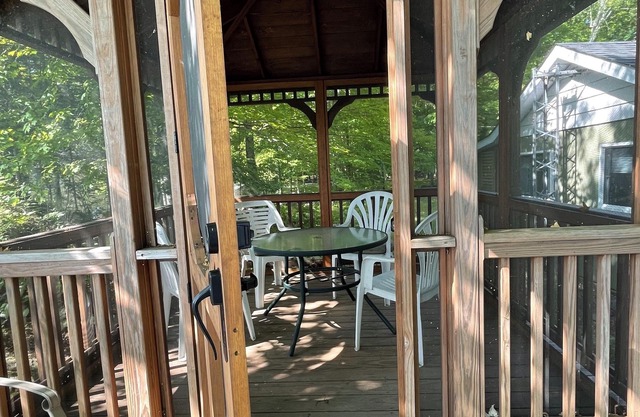 Charming bayside Kawarthas cottage with antique finishes and original art