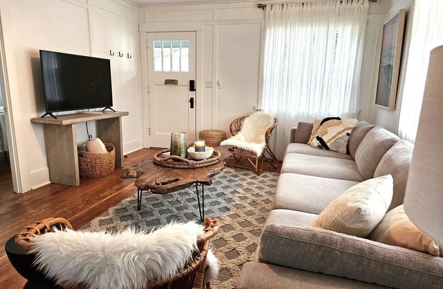 Charming Beach Cottage, 2 blocks from the water!