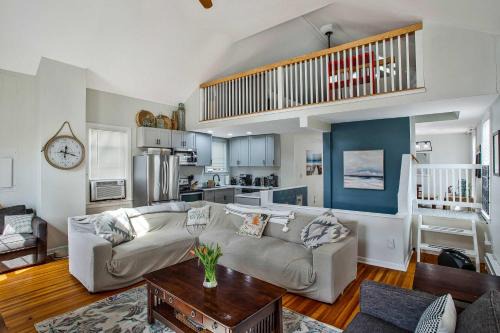 Charming Beach House Top Floor - Walk Everywhere