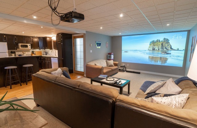 Charming Beachfront Apt w/Home Cinema & Coffee Bar