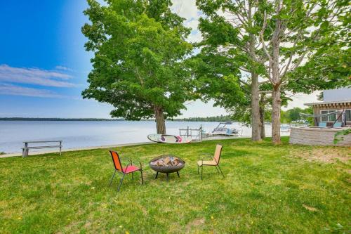 Charming Bear Lake Cottage with Dock and Paddleboards!