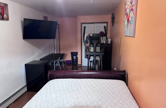 Charming BedRoom with External personal BTH WiFi, AC in superb Queens
