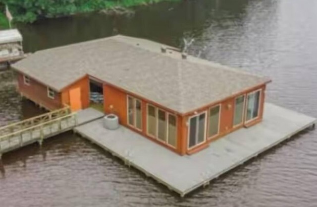 Charming Boathouse studio in beautiful Benton, LA with AC!
