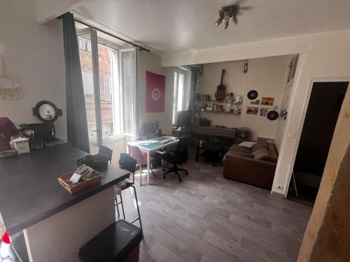 Charming bright 2-bedroom apartment