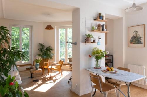 Charming & bright apartment with rolling balcony