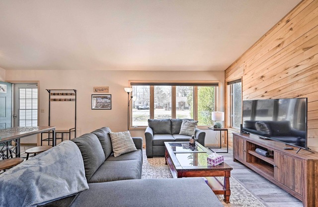 Charming Buena Vista Home w/ Hot Tub + Deck!