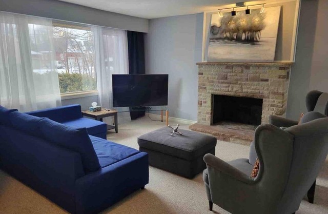 Charming Bungalow 25 mins from Toronto Airport