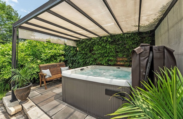 Charming bungalow centrally located in East Oakville