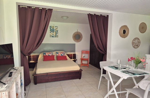 Charming Bungalow for 2 in peace with swimming pool