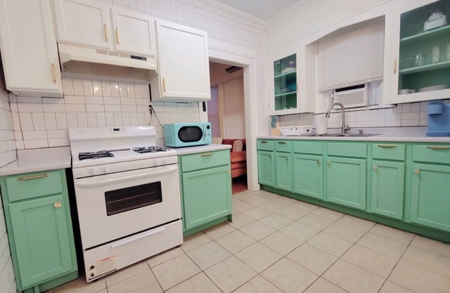 Charming bungalow in DowntownSan Antonio. Covered Carport! Laundry! Private Yard