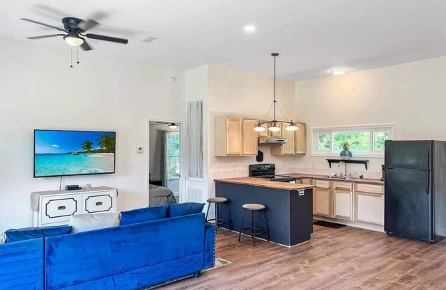 Charming Bungalow Min From Shopping & Beaches