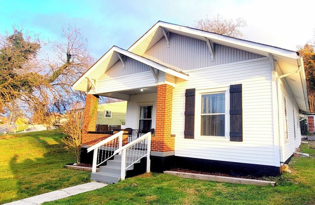 Charming Bungalow on a Budget - Dog & Family Friendly, Outdoor Area, Laundry
