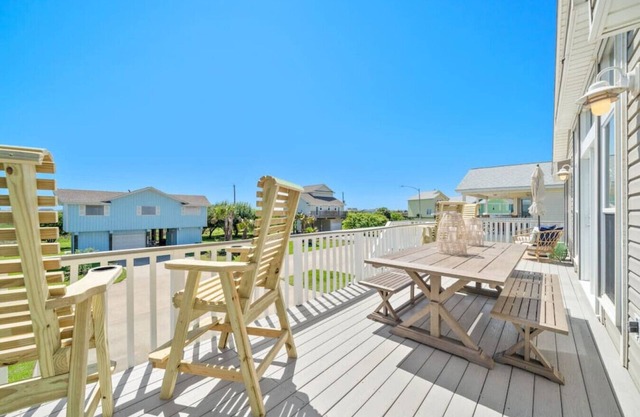 Cute Bungalow Close to the Beach with Fire Pit