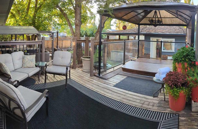 Charming Bungalow with Hot Tub close to DT