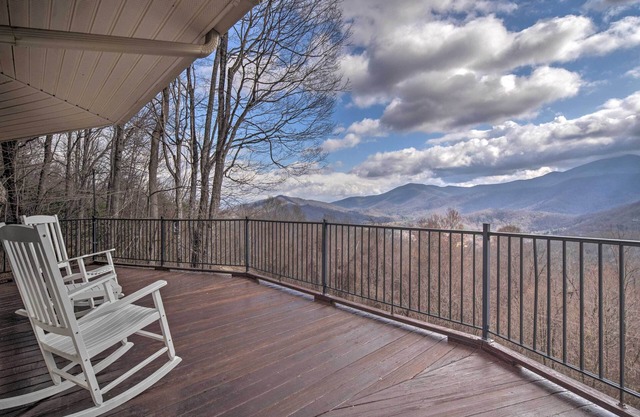 Burnsville Apartment w / 360 Mtn View Near Downtown!