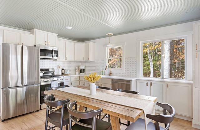 Charming Cabin: 3+ Acres w/Nature Walking Trail, Near Pelican Beach, King bed