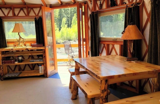 Charming cabin in lovely Vallecito with WiFi access