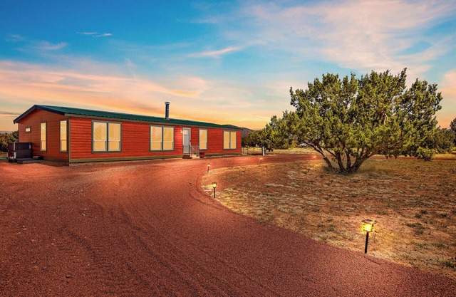 Charming Cabin just 45 minutes from Grand Canyon Rim, Family Friendly, Telescope