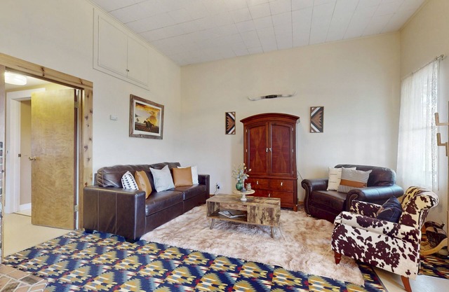 Charming cabin on Long Hollow Ranch, dog friendly, w/ WiFi, AC, access to trails