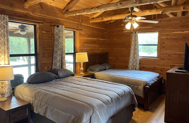 Charming Cabin on the San Marcos River with large back screened-in deck! - L2