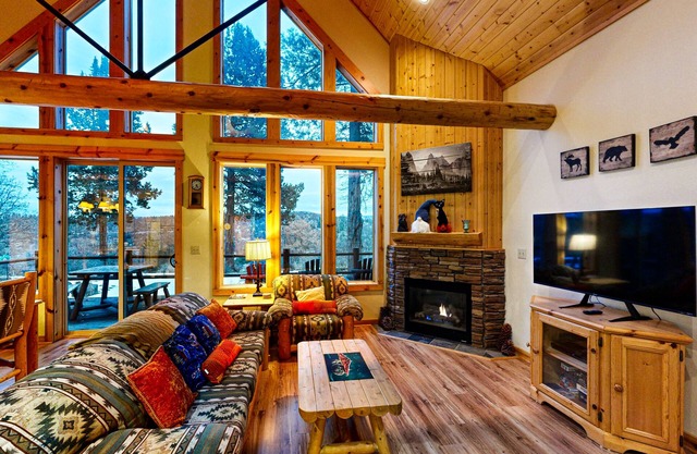 Charming cabin with shared amenities, fireplace, WiFi, mountain views