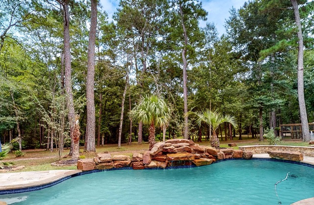 Charming cabin with hot tub, full kitchen, firepit, deck, grill, & W/D