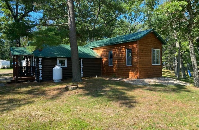 Charming cabin with indoor Pickleball court! Unlimited access during the weekday