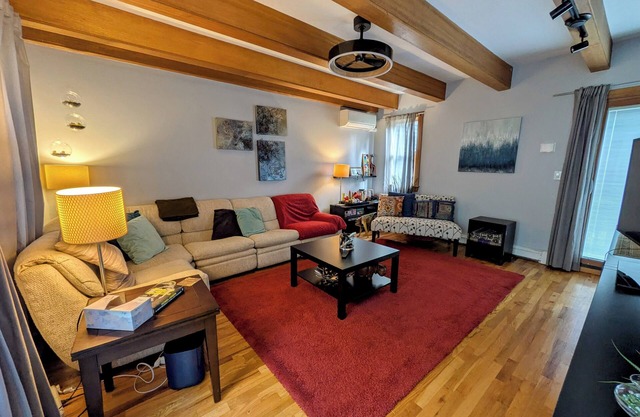 Charming Cambridge 2-BR townhome steps to MIT, Harvard, Red Line, food & more!