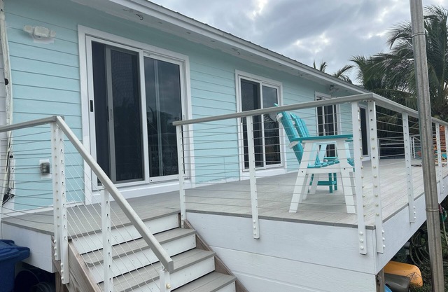 Charming canal front 2-bedroom house with WiFi, AC in fantastic Big Pine Key