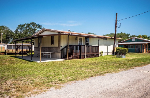 Charming Canal Waterfront 3/2 in Salt Springs