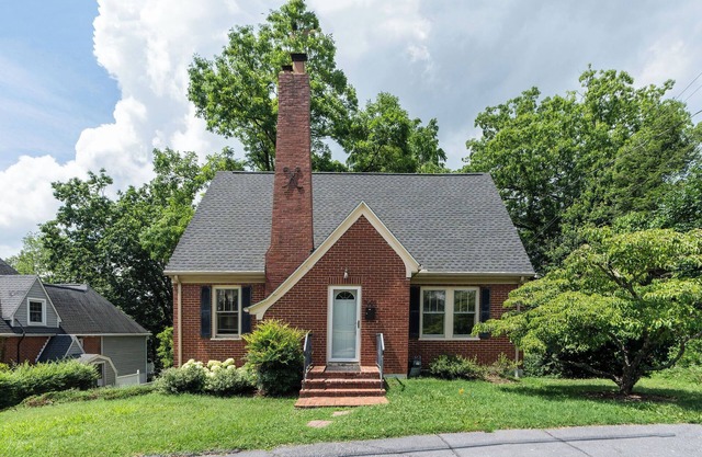Charming Cape Cod overlooking South River in Waynesboro