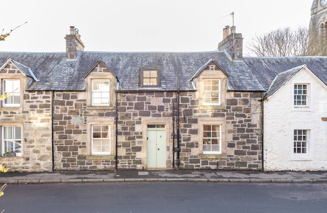 Charming Cardoon Cottage in beautiful village