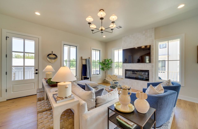 Charming Carlton Landing Home: Walk to Lake!