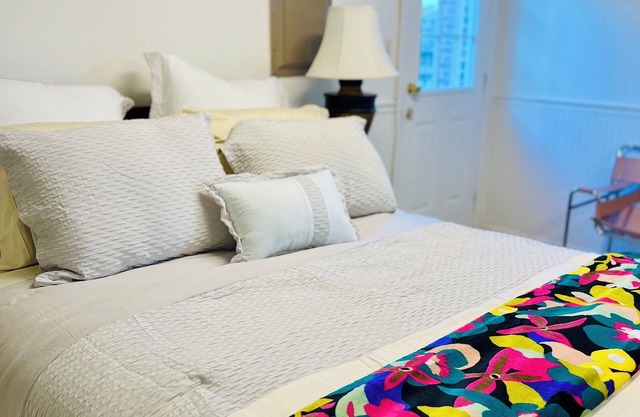 Charming Carriage House Close to Daffin Park