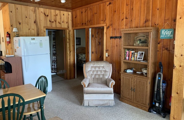 Charming Cedar Lakeside Cottage at Elbert's Resort