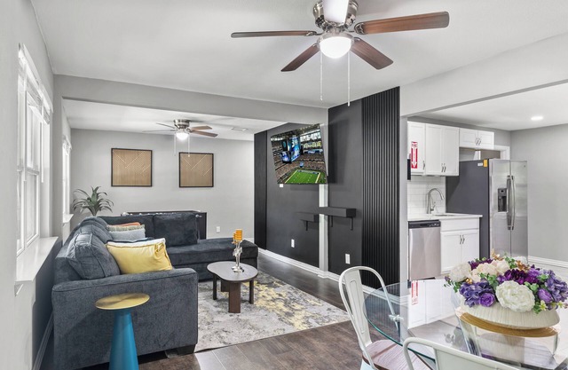 Charming & Centrally Located, mins. from DFW, 6 Flags & ATT Stadium