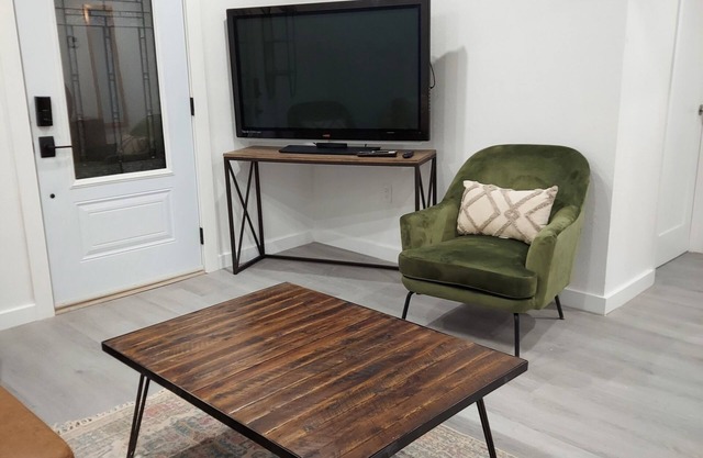 Charming centric Casita close to Texas Tech University, UMC, Americas Bridge.