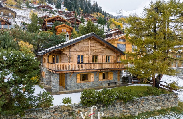 Charming chalet located in Patier, with a south facing terrace offering wonderful views.*********Ups