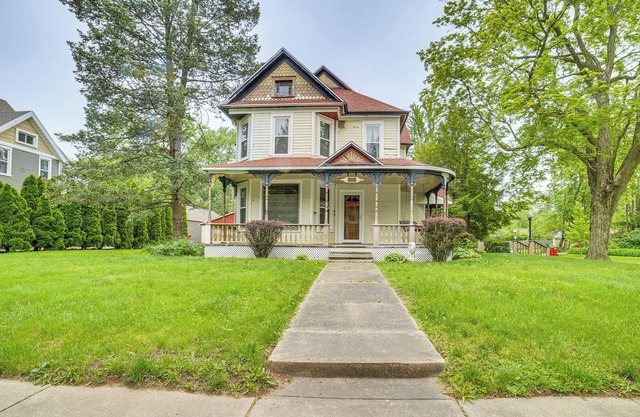 Charming Champaign Victorian w/ Deck!
