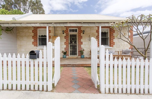 Charming Charles -Pet friendly near cafes and beaches