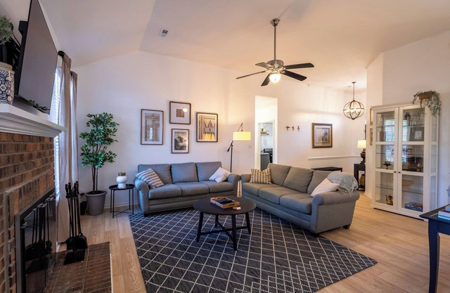 Charming Charlotte 3-bedroom house, Fenced Yard, 5 Mins to Carowinds, WiFi, Pets