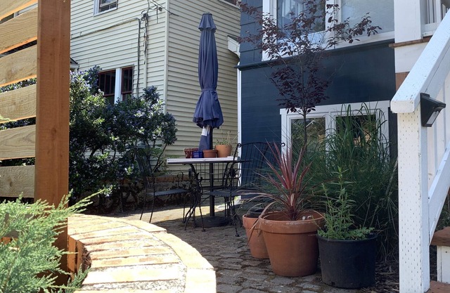 Charming City Flat in Seattle: Walk to Historic Columbia City Downtown