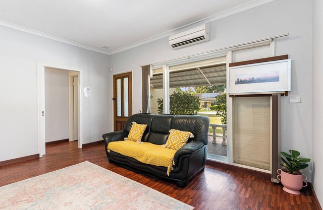 Charming Cloverdale Getaway