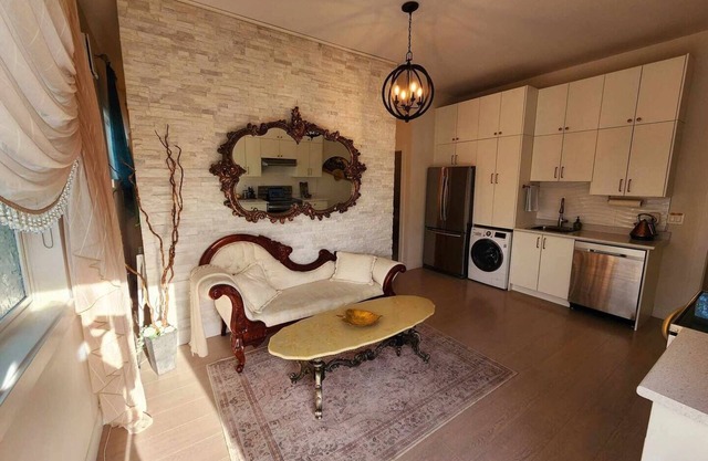 Charming Coach House | Mountain Views + Cozy Vibes