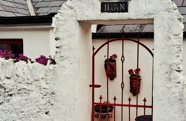 Charming Coast guard cottage overlooking Ballycotton harbour. Garden and yard.