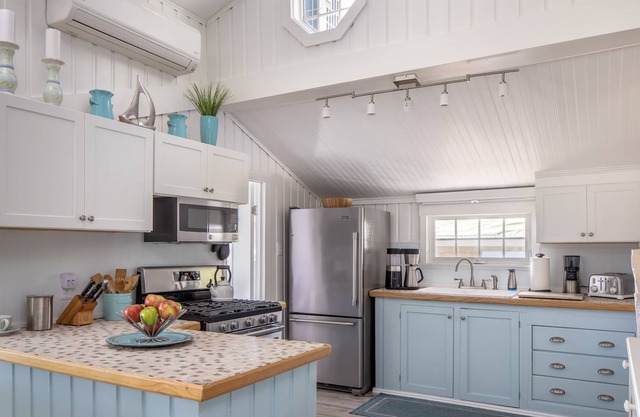 Charming Coastal Cottage - 1 Min. walk to the Beach!