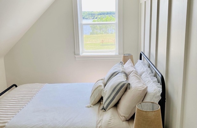 Charming Coastal Farmhouse Close to World Class Golfing, Beaches & Trails